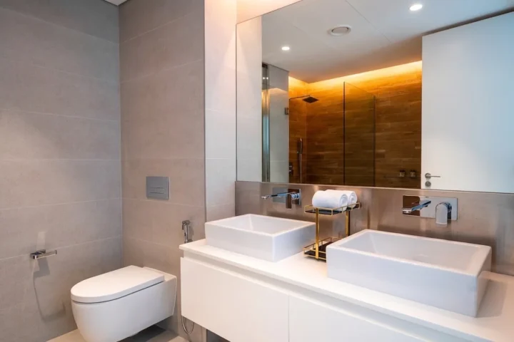 Bagno moderno con doppio lavabo e grande specchio