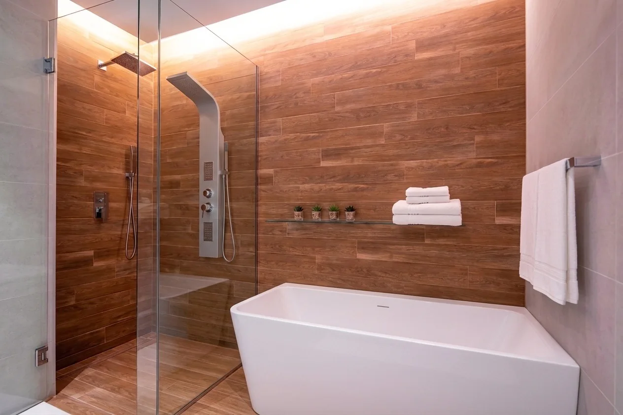 Dettaglio di un interno con vasca e rivestimento effetto legno