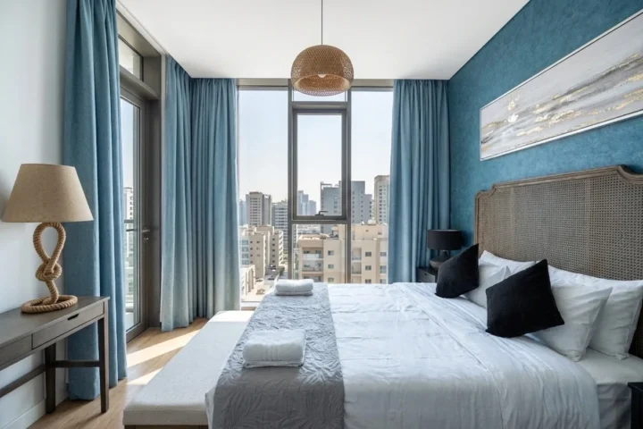 Camera da letto con parete blu e vista panoramica sulla città