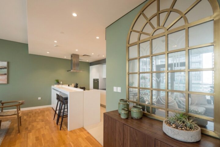 Cucina contemporanea con parete vetrata decorativa fotografata da Keyvan Jafari